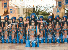 El desfile de Moros y Cristianos revive la conquista de Elche por Jaime I en 1265, con comparsas y embajadas