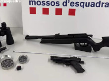 El material requisado por los Mossos incluye dos armas de balines