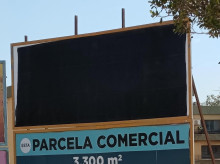 Una de las vallas publicitarias de Vox tapada con una lona negra en El Ejido