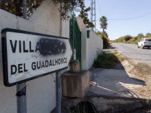 Señal que indica la entrada a la pedanía malagueña de Villafranco del Guadalhorce, perteneciente a la localidad de Alhaurín el Grande, con parte del nombre tachado