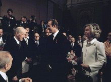 Gerardo Diego saluda al Rey Juan Carlos I en la entrega del Premio Cervantes