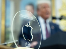 La placa conmemorativa del acuerdo es de vidrio americano y oro de 24 kilates