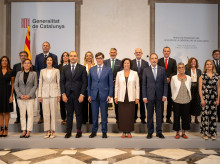 El presidente de la Generalitat de Cataluña, Salvador Illa (c), posa junto a los nuevos consellers durante el acto de toma de posesión del Govern catalán, en el Palau de la Generalitat, a 12 de agosto de 2024, en Barcelona, Cataluña (España).