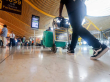 Imagen de archivo de un viajero en la Terminal 4 del Aeropuerto Adolfo Suárez Madrid-Barajas