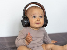 Un bebé escucha música en su casa