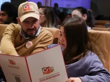 Isabel, junto a su padre, en un acto en la Asamblea de Madrid