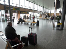 Pasajeros en el aeropuerto de Villanubla (Valladolid)