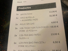 Imagen de la cuenta con los doce euros en concepto del gancho para colgar los bolsos difundida por Soy Camarero