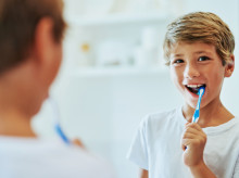 Niño lavándose los dientes