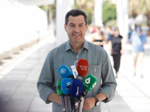 20/08/2025 El presidente de la Junta de Andalucía, Juanma Moreno atiende a los medios de comunicación. A 20 de agosto de 2025 en Málaga, Andalucía (España). El presidente de la Junta de Andalucía, Juanma Moreno, ha atendido a los medios de comunicación en el Palmeral,  junto al Centro de Ciberseguridad de Andalucía, en un encuentro informativo centrado en la actualidad.
POLITICA 
Álex Zea - Europa Press