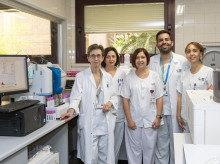 El doctor Ramiro Antonio Torrado, junto a la jefa del Servicio de Análisis Clínicos del Hospital público de Getafe, Carmen Blanco, y tres técnicos de laboratorio