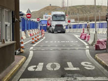 Un camión de Marruecos cruza la frontera con España