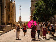 19/08/2024 Turistas y cordobeses se resguardan del sol para hacer frente a las altas temperaturas registradas en Córdoba, a 19 de agosto de 2024 en Córdoba (Andalucía, España). 
La Agencia Estatal de Meteorología (Aemet) ha activado la alerta amarilla por calor para este lunes en las provincias andaluzas de Córdoba, Huelva, Jaén y Sevilla, por temperaturas máximas que podrán alcanzar los 40 grados. El pasado domingo, un total de 34 estaciones igualaron o superaron los 40ºC en Andalucía, según la información publicada por la página web de la Aemet, consultada por Europa Press.
SOCIEDAD 
Guillermo Morales - Europa Press