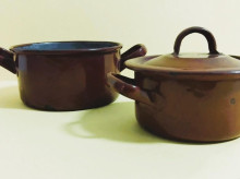 Antiguos recipientes de porcelana esmaltada