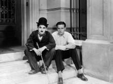 El actor y director Charles Chaplin, junto al cineasta Edgar Neville
