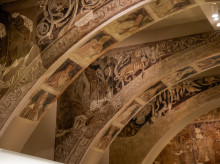 Detalle de las pinturas murales del Monasterio de Sijena expuestas en el Museu Nacional d’Art de Catalunya (MNAC), a 29 de mayo de 2025, en Barcelona, Cataluña (España).