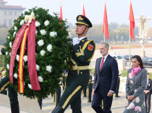 Un momento de la ofrenda floral en la plaza de Tiananmen
