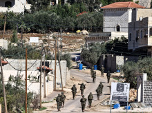 Soldados israelíes patrullan las calles de Tubas, en la Cisjordania ocupada, durante una operación militar