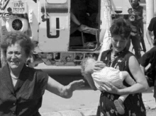 Ciudadanos de Sarajevo corren para esquivar los disparos de los serbios en 1994
