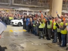 Imagen del vehículo pasando entre los trabajadores