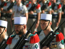 Legionarios tocados con el quepi blanco tradicional galo.