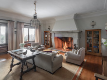 Salón con chimenea del Parador de Gredos