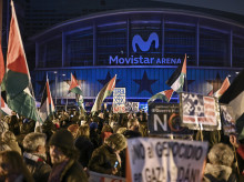 Vista de la concentración 'Por genocida, fuera Israel del baloncesto', este jueves en Madrid, convocada con motivo de la celebración del partido entre el Real Madrid y el equipo israelí Maccabi Tel Aviv