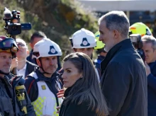 Los Reyes conversan con los equipos de rescate en Adamuz