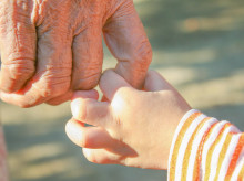 niño abuelos bebé