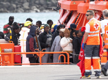 (Foto de ARCHIVO)
Varios servicios de emergencia atienden a inmigrantes recién rescatados de un cayuc