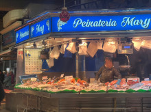 Los vendedores "okupas" en el puesto del mercado de Collblanc, en Hospitalet de Llobregat