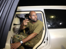 Seif al-Islam Gaddafi aparece frente a partidarios y periodistas en el complejo residencial de su padre en la capital libia, Trípoli