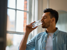 Los beneficios de beber agua tibia para la salud