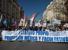 Manifestantes portan pancarta con lema 'Por un estatuto propio para la profesión médica y facultativa' durante la manifestación contra el Estatuto Marco del Ministerio de Sanidad