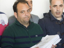 Diego Manuel Agüera (PSOE), a su llegada a la rueda de prensa ofrecida el 23 de febrero de 2016 a la que llegó con los expedientes de contratación y ha negado que haya amañado algún contrato