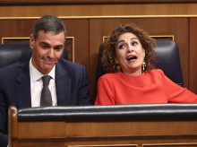 El presidente del Gobierno, Pedro Sánchez (i), y la vicepresidenta primera del Gobierno y ministra de Hacienda, María Jesús Montero