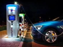 Un coche eléctrico de la marca Audi cargando la batería