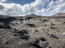Astronautas, astrobiólogos e ingenieros espaciales explorando los paisajes volcánicos de la isla canaria de Lanzarote