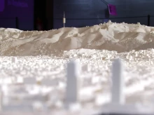 Detalle de la maqueta que representa Barcelona presentada en la antigua sede de la Editorial Gustavo Gili, mostrando en primer detalle el Hotel Arts y la Torre Mapfre y al fondo Collserola y la Torre de Collserola con el Tibidabo