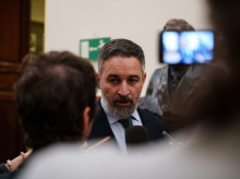 El presidente de VOX, Santiago Abascal, atiende a los medios en el Congreso
