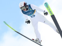 El japonés Ryota Yamamoto lidera la prueba de combinada nórdica de los Juegos de Milán-Cortina d'Ampezzo (Italia) después de completarse su primera parte, en el trampolín largo de Predazzo, y a falta de completarse en la tarde de este martes, con los 10 kilómetros de esquí de fondo que tendrán lugar en Tesero. Yamamoto saltó 136 metros y medio, valorados en 150 puntos, dos más que los que sumó el austriaco Johannes Lamparter, plata en la prueba del pasado martes y que ocupa la segunda plaza provisional de una prueba que se completará en Tesero a partir de las dos menos cuarto de la tarde (las 12:45 horas GMT).