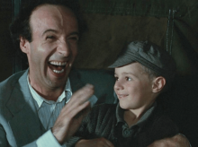 Los actores Roberto Benigni (a la derecha) y Giorgio Cantarini (izquierda) en La vida es bella