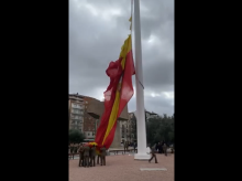 La bandera de Colón se rompe en pleno izado