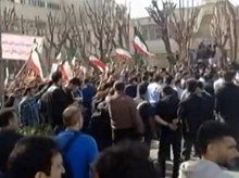 Estudiantes iraníes corean consignas antigubernamentales en manifestaciones por las víctimas mortales
