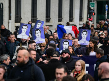 Manifestantes sostienen retratos del joven estudiante Quentin Deranque