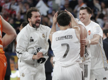 Los jugadores del Real Madrid celebran tras vencer en el partido de semifinales de la Copa del Rey