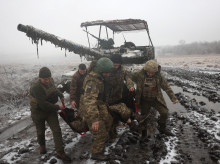 Tripulaciones de tanques ucranianos practican la evacuación de un camarada durante un ejercicio cerca del frente en dirección a Bajmut, en la región de Donetsk