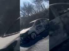 Un coche calcinado en una carretera donde se desató la ola de violencia por el operativo contra El Mencho