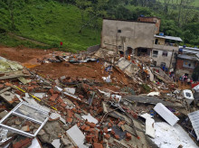 Bomberos trabajando en un edificio destruido por las fuertes lluvias en Juiz de Fora, estado de Minas Gerais, Brasil,