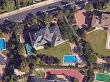 Vista aérea de la casa okupada en las Rozas por la actriz de doblaje Paloma Porcel